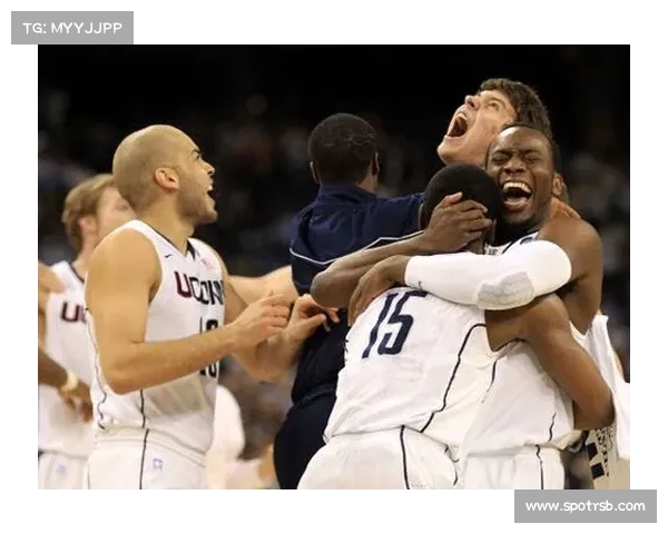U12篮球决赛压哨绝杀瞬间 小球员激情拥抱庆祝胜利