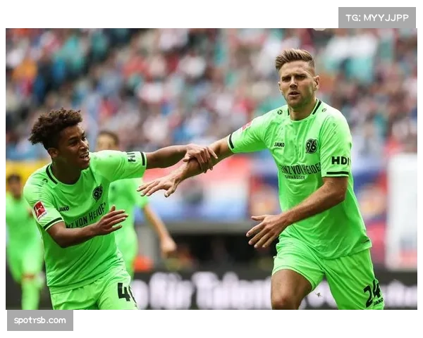 德乙焦点战：卡尔斯鲁厄世界波制胜气势如虹半场两球领先菲尔特